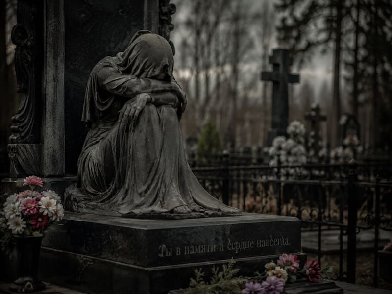 Памятник со скорбящей фигурой