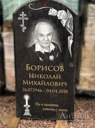 Чёрно-белый портрет на гранитном памятнике